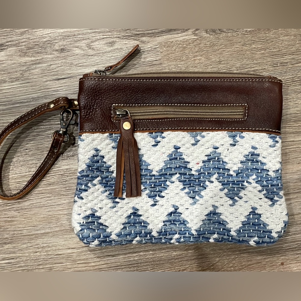 Myra Wristlet bag new